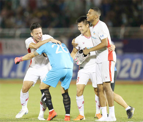 Cầu thủ Viettel òa khóc trong giây phút đăng quang V.League 2020 - Ảnh: Quốc An