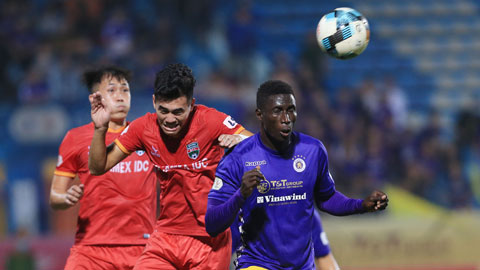 Omar (phải) đã bị Hà Nội FC thanh lý hợp đồng do gây thất vọng ở mùa giải vừa qua 	Ảnh: MINH TUẤN