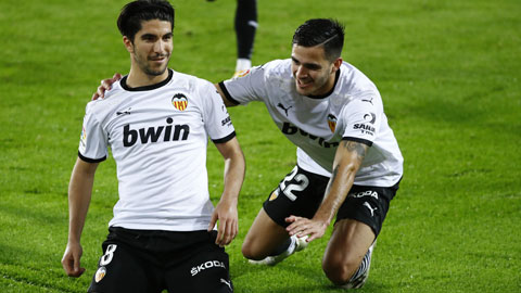 Carlos Soler ăn mừng sau khi đá quả penalty thành công vào lưới Real Madrid