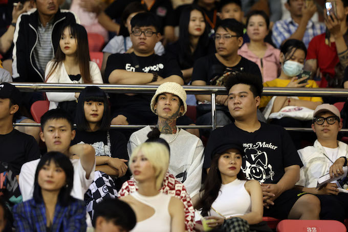 Raper Dế Choắt và Yuno Bigboy theo dõi trận đấu. Ảnh: Quốc An