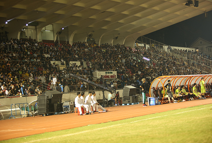Rất đông khán giả đã đến sân ủng hộ các nghệ sỹ và các cầu thủ