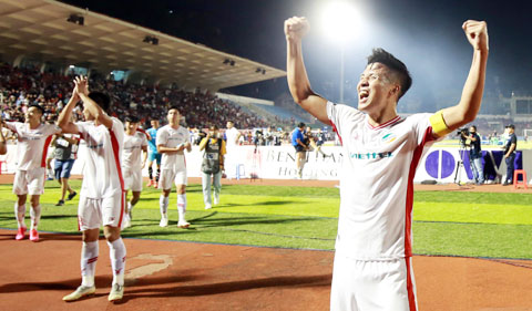 Tiến Dũng ăn mừng sau khi cùng Viettel đánh bại Sài Gòn FC ở vòng đấu cuối để vô địch V.League 2020 - Ảnh: QUỐC AN