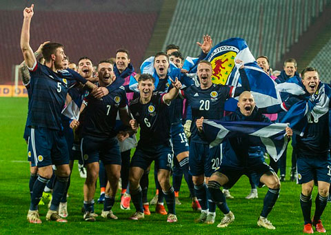 Niềm vui của các cầu thủ trẻ Scotland sau khi đánh bại Serbia