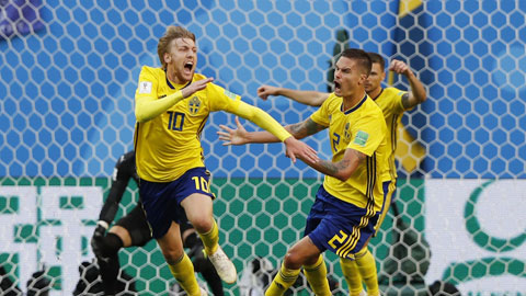 Forsberg (bìa trái) cùng đồng đội đang hướng đến một thắng lợi trước Croatia