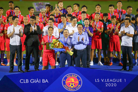 Các cầu thủ Sài Gòn FC nhận HCĐ V.League 2020	Ảnh: QUỐC AN