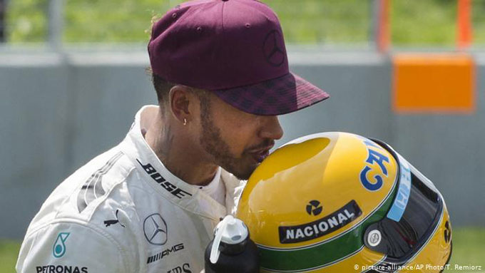Sau khi giành được vị trí pole lần thứ 68 trong sự nghiệp, Hamilton đã cân bằng kỷ lục của huyền thoại Ayrton Senna và được gia đình ông tặng cho một trong những chiếc mũ bảo hiểm quá cố của tay đua người Brazil
