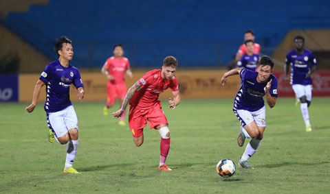 Geovane (giữa) trong trận đấu với Hà Nội FC khi còn khoác áo Sài Gòn FC - Ảnh: ĐỨC CƯỜNG