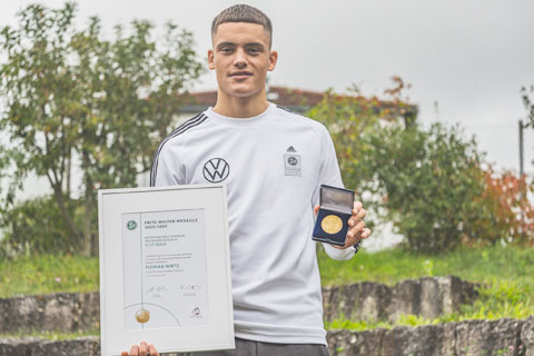 Wirtz nhận huy chương vàng của giải thưởng danh giá Fritz Walter dành cho cầu thủ trẻ xuất sắc nhất độ tuổi U17