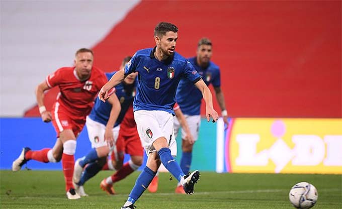 Jorginho đá phạt đền giúp Italia mở tỷ số ở trận gặp Ba Lan