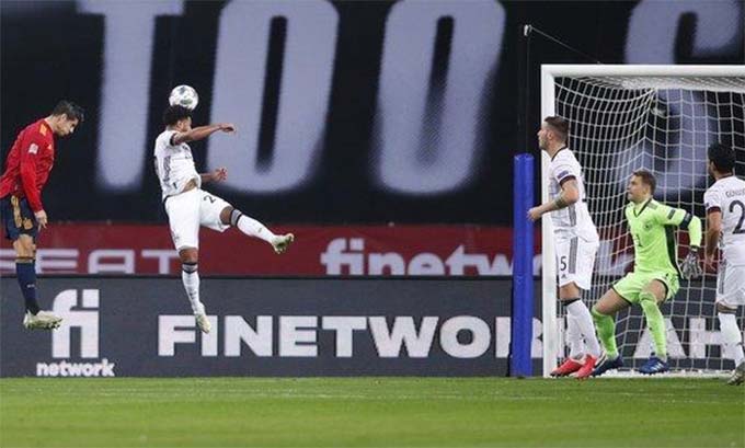 Morata bật cao đánh đầu tung lưới Neuer