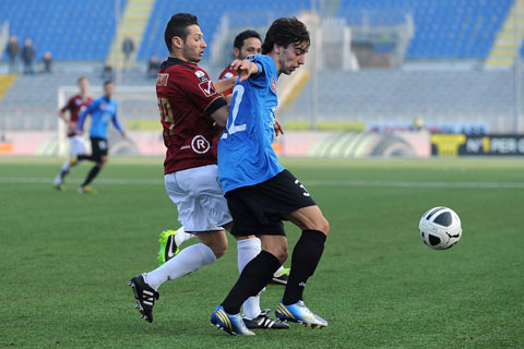 Bruno Fernandes (phải) từng khoác áo Novara 1 mùa giải, mùa 2012/13 