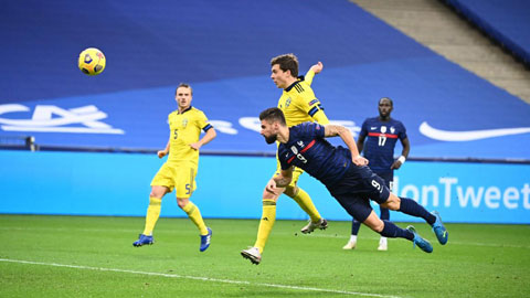 Giroud (áo sẫm) trong pha đánh đầu nâng tỷ số lên 3-1 cho Pháp ở phút 70 trước Thụy Điển
