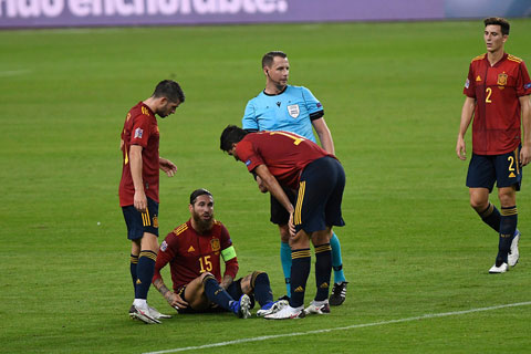 Ramos (15) chấn thương đùi phải khi thi đấu cho ĐT Tây Ban Nha