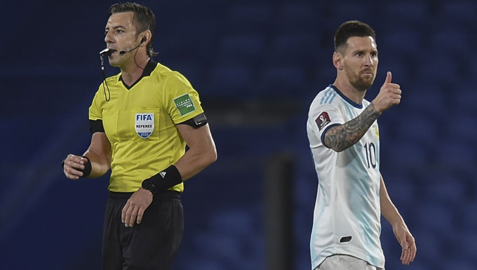 Messi mỉa mai trọng tài Raphael Claus ở trận hòa 1-1 của Argentina với Paraguay
