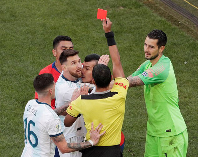 Messi phải nhận thẻ đỏ ở trận tranh hạng 3 Copa America với ĐT Chile