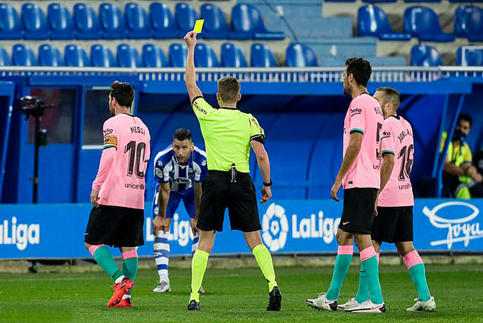 Messi đá thẳng bóng về phía trọng tài Alejandro Hernandez Hernandez ở trận đấu giữa Barca và Alaves và may mắn không bị thẻ đỏ
