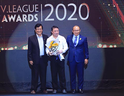 HLV Trương Việt Hoàng nhận giải HLV xuất sắc nhất V.League 2020 - Ảnh: Đức Cường