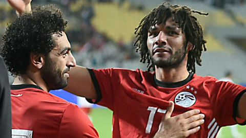 Salah và Elneny trở lại Anh bằng chuyên cơ đặc biệt