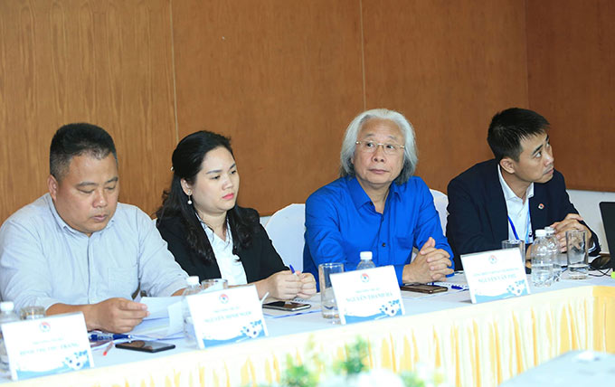 Tổng biên tập Nguyễn Văn Phú (thứ 2 từ phải sang) của Tạp chí Bóng đá dự Hội nghị BCH VFF 
