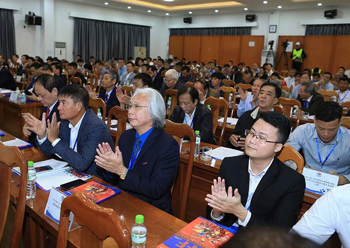 Tổng biên tập Nguyễn Văn Phú của Tạp chí Bóng đá (thứ 2 từ phải sang) tham dự Đại hội 