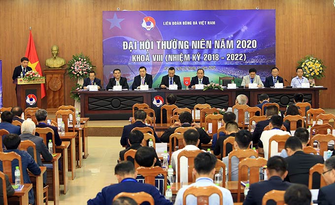 Tổng thư ký Lê Hoài Anh báo cáo tổng kết công tác năm 2020 và phương hướng triển khai nhiệm vụ năm 2021 của VFF