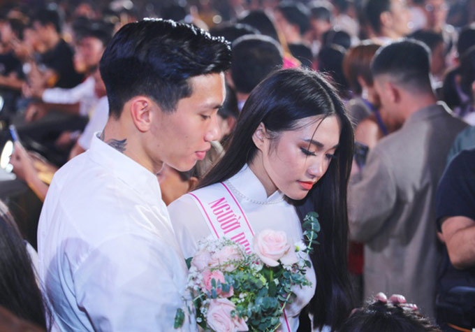Khi đêm chung kết Hoa hậu Việt Nam 2020 khép lại, chàng hậu vệ sinh năm 1999 tiến thẳng về phía sân khấu để trao hoa cho thí sinh Doãn Hải My - người đẹp ngậm ngùi dừng lại ở top 10 chung cuộc
