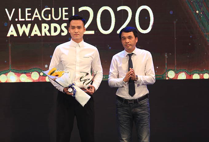 Nhà báo Phan Ngọc Tiến, Trưởng ban Sản xuất các chương trình thể thao, Đài THVN trao giải cầu thủ trẻ ấn tượng nhất V.League 2020 cho trung vệ Việt Anh