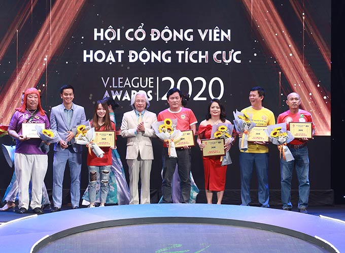 Tổng biên tập Tạp chí Bóng đá Nguyễn Văn Phú cùng trao giải Hội CĐV Hoạt động tích cực nhất 