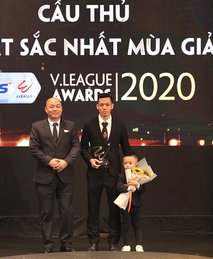 Anh đưa con trai mình lên nhận giải Cầu thủ xuất sắc nhất V.League 2020 