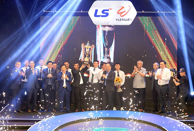 Về danh hiệu tập thể, CLB Viettel nâng cao chiếc cúp vô địch V.League tại đêm Gala 
