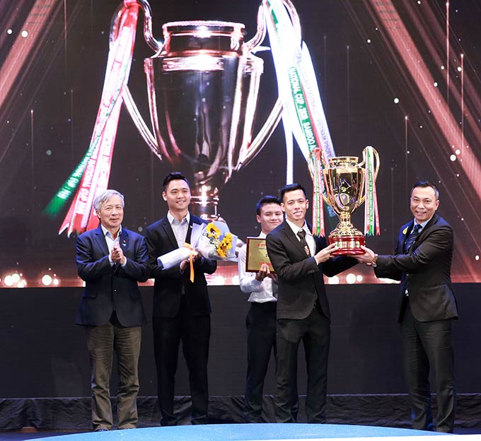 Văn Quyết trong vai trò đội trưởng Hà Nội FC nâng cao cúp vô địch Cúp Quốc gia 