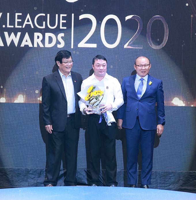 HLV Park Hang Seo cùng chuyên gia Nguyễn Sỹ Hiển trao phần thưởng cho ông Trương Việt Hoàng - HLV xuất sắc nhất V.League 2020