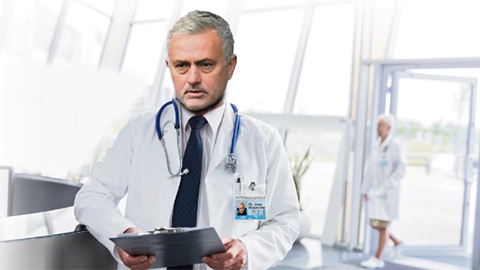 Guardiola đá đểu Mourinho: 'Mourinho giờ là bác sỹ đấy'