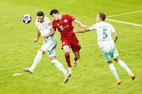 Chuỗi trận toàn thắng của Bayern (giữa) vừa bị Bremen cắt đứt ở con số 10