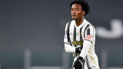 Cuadrado lần đầu đeo băng thủ quân Juventus