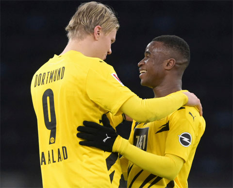 Haaland (trái) đánh dấu cột mốc giành Golden Boy bằng 4 bàn thắng vào lưới Hertha