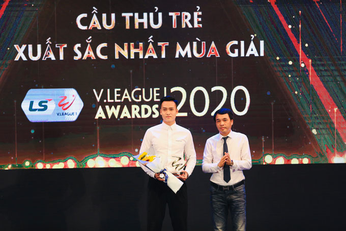 Nhà báo Phan Ngọc Tiến, Trưởng ban Sản xuất các chương trình thể thao, Đài THVN trao giải cầu thủ trẻ ấn tượng nhất V.League 2020 cho trung vệ Việt Anh