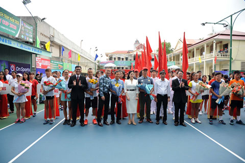 Ban tổ chức giải chụp ảnh cùng các tay vợt tham dự giải
