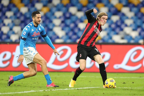 Hauge (phải) trong trận đấu với Napoli