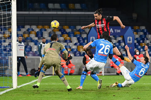 Ibra (trên) lập cú đúp trong chiến thắng của Milan trước Napoli