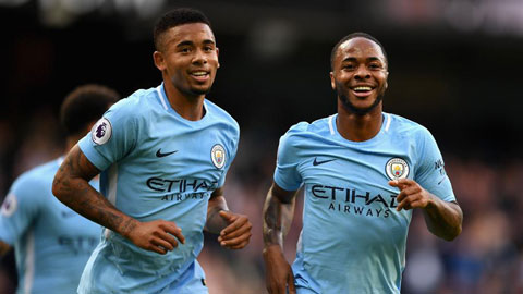Cả Sterling (phải) và Jesus đều còn trẻ và đều còn hợp đồng với Man City đến 2023
