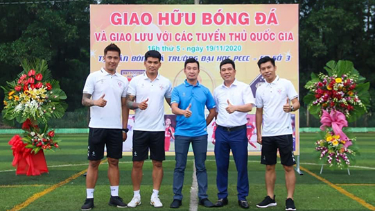 Cựu tuyển thủ Sỹ Mạnh, Quang Thanh, bầu Tony (CP Sport), anh Thọ và anh Minh Thảo (Thanh Hoá miền Nam) chụp hình lưu niệm