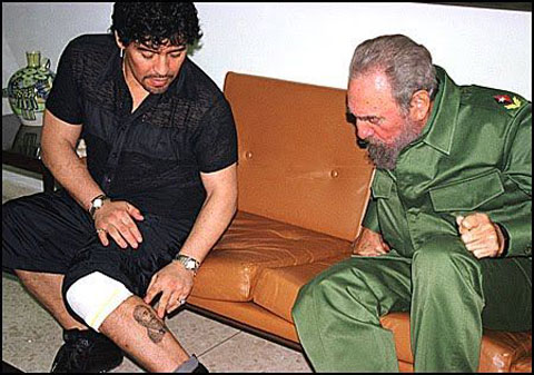 Maradona xăm hình lãnh tụ Fidel Castro lên chân trái