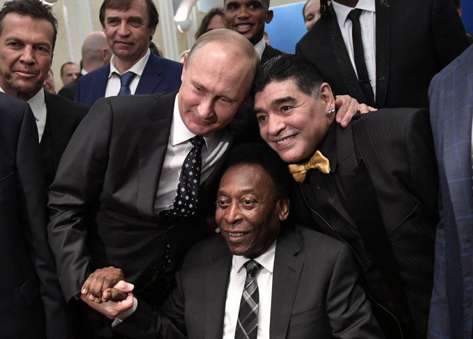 Maradona chụp ảnh cùng Tổng thống Nga Vladimir Putin và huyền thoại bóng đá Brazil Pele trong lễ bốc thăm VCK World Cup 2018 tại Moscow vào năm 2017.