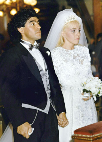 Với vợ cũ Claudia, Maradona có 2 con gái 