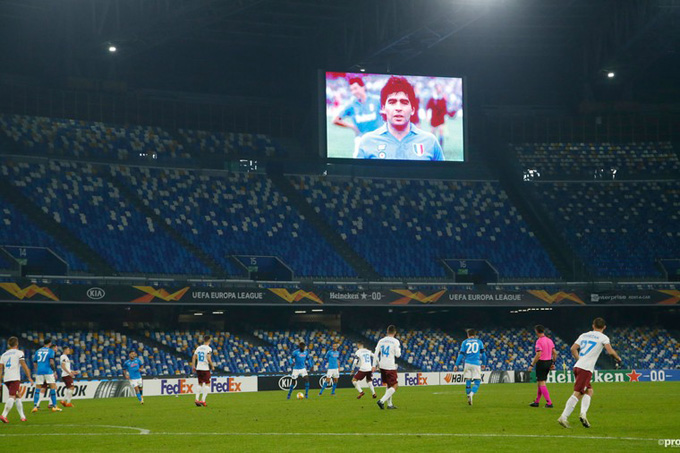 Hình ảnh Maradona được giữ suốt trận đấu trên sân San Paolo