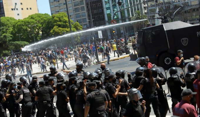 Người đi viếng bạo động buộc cảnh sát phải dùng tới vòi rồng