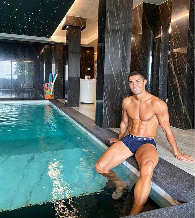 Cristiano Ronaldo với bức ảnh mặc độc quần lót và nở nụ cười bên bể bơi nhận được 12.480.682 lượt thích