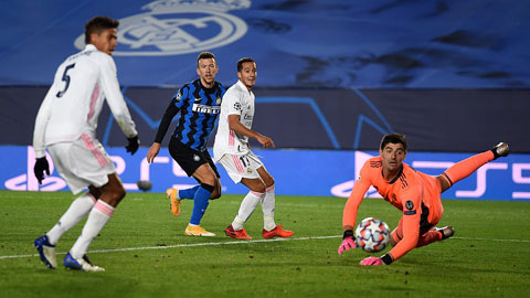 Trong trận thắng Inter vừa qua, thủ thành Courtois (phải) và đồng đội đã ngắt được mạch 8 trận thủng lưới liên tiếp