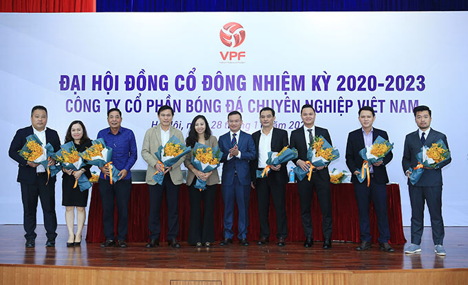 Ông Nguyễn Hồng Minh tặng hoa cho các thành viên HĐQT VPF nhiệm kỳ 2020 - 2023 - Ảnh: Đức Cường